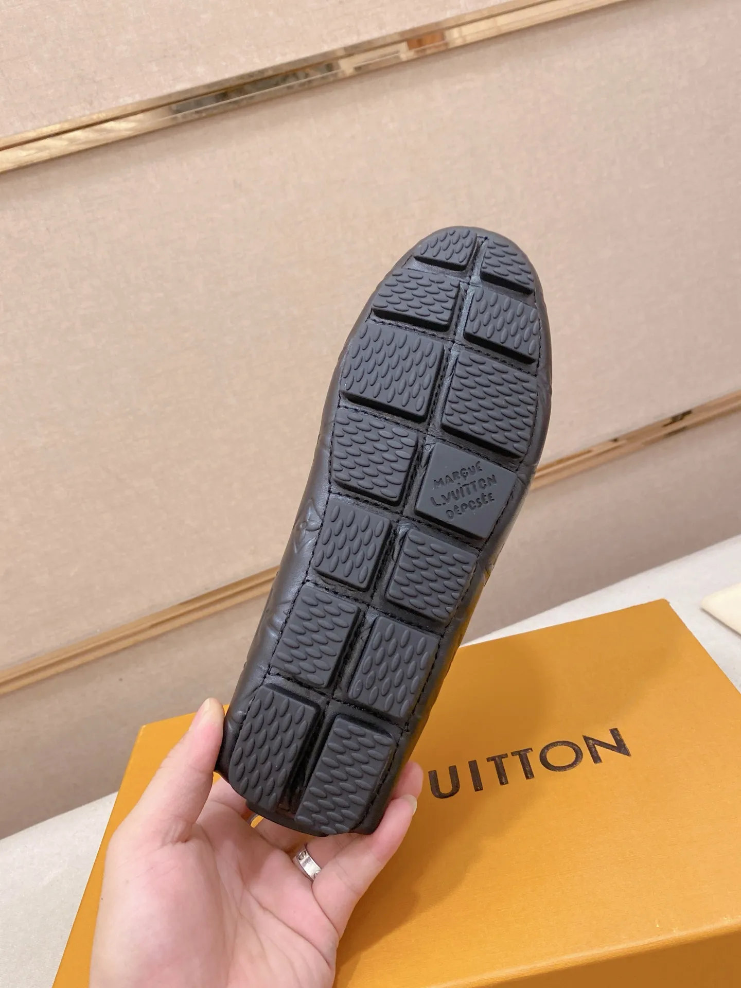 Factory price: 500💰High-end quality! LV 🆕🆕Exclusive hot-selling products in stock🔥🔥New products on the shelves, high-quality Ferragamo men's pea shoes, high-end casual driving shoes, with complete packaging! 💪 💪 Material: imported first-layer cowhide 🐂 + imported high-quality buffalo leather lining + wear-resistant outsole 👍🏻👍🏻 Features: high-end and comfortable, purely handmade 🚀 🚀 Create the perfect shoes that suit you best 🔥 🔥 Size: (38-44) 45 standard size can be customized!